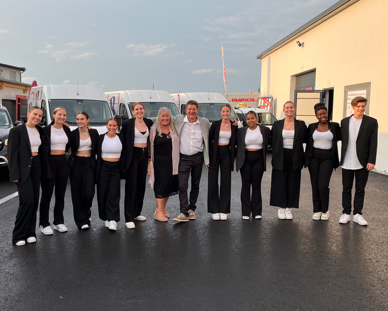 Teamfoto bei Auftritt bei der Firma von Rudolf Hürner